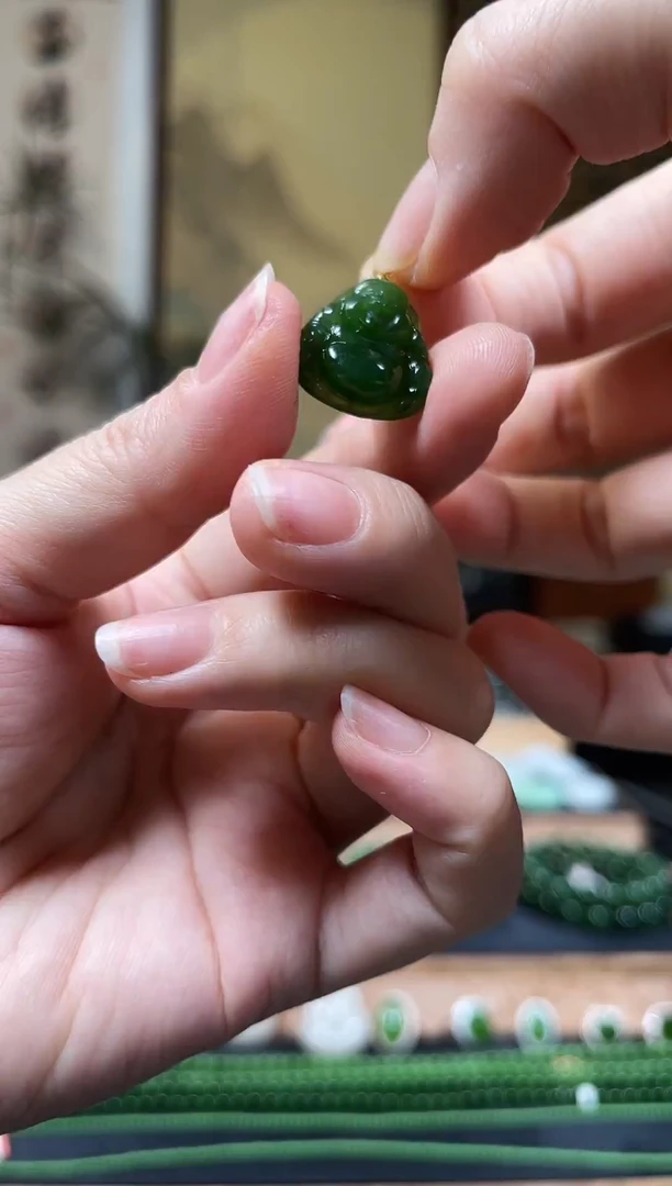 颈饰18K金镶嵌和田玉（碧玉）辣阳绿佛公吊坠多样性发一