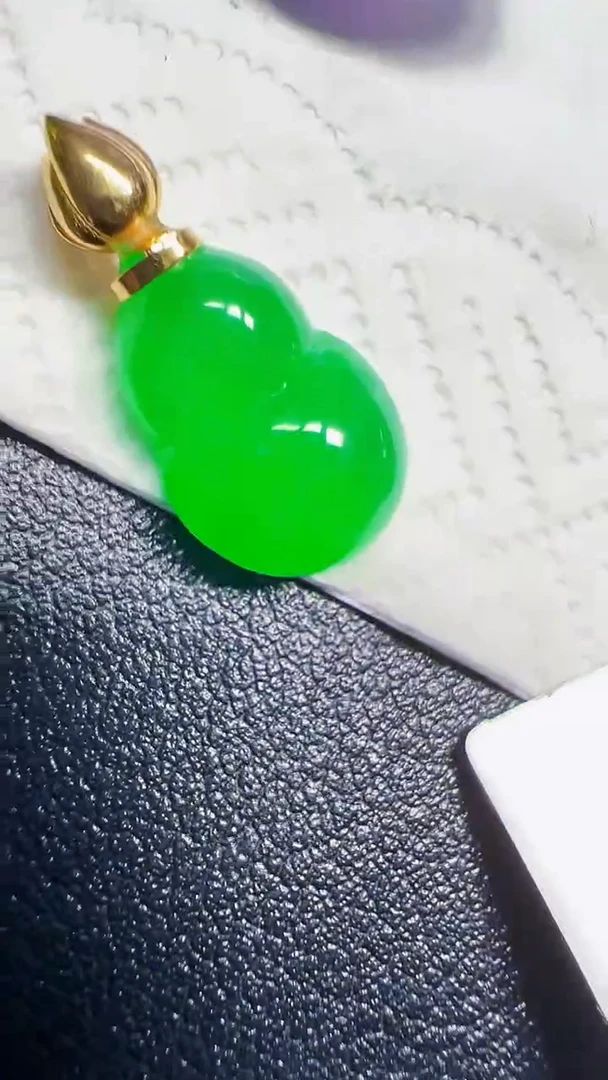 颈饰18K金镶嵌翡翠葫芦