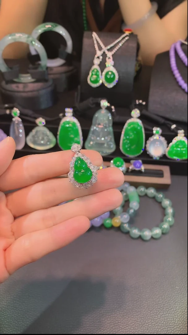 18K金镶嵌戒指翡翠葫芦戒指吊坠两用款