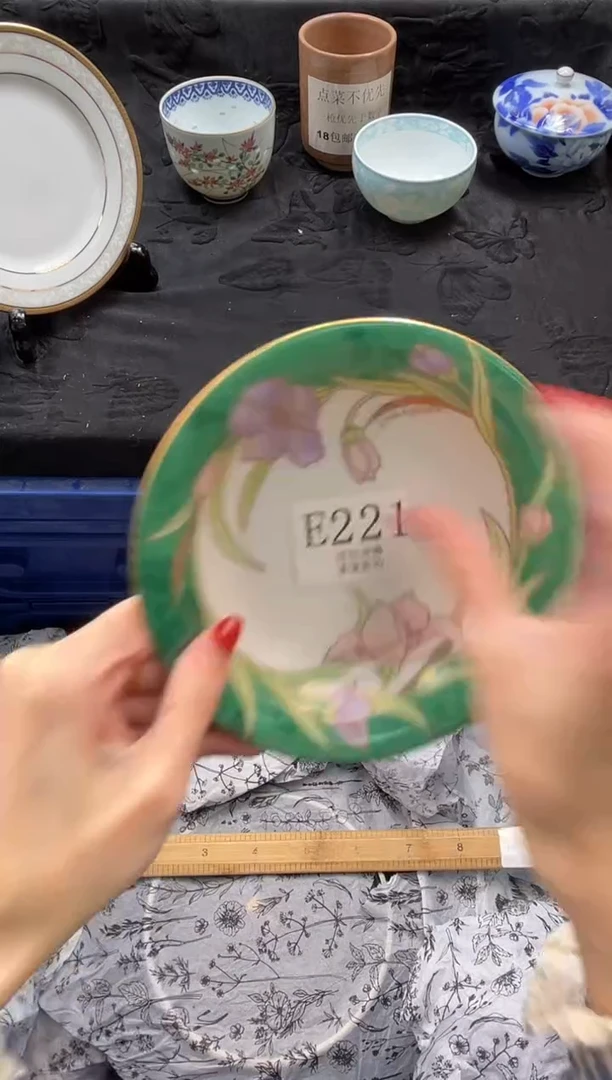 瓷片少**吧       E221
