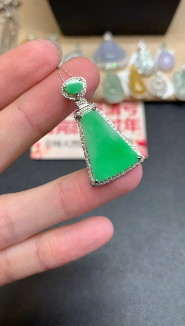 【闪购商品】翡翠颈饰18K金镶嵌无事牌【无服务费】