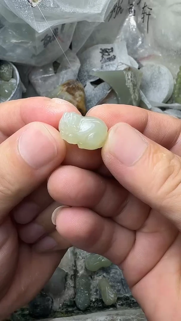 和田玉未镶嵌颈饰.