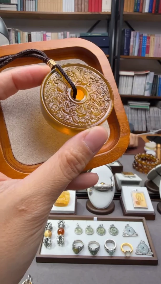 琥珀颈饰未镶嵌四神兽吊坠