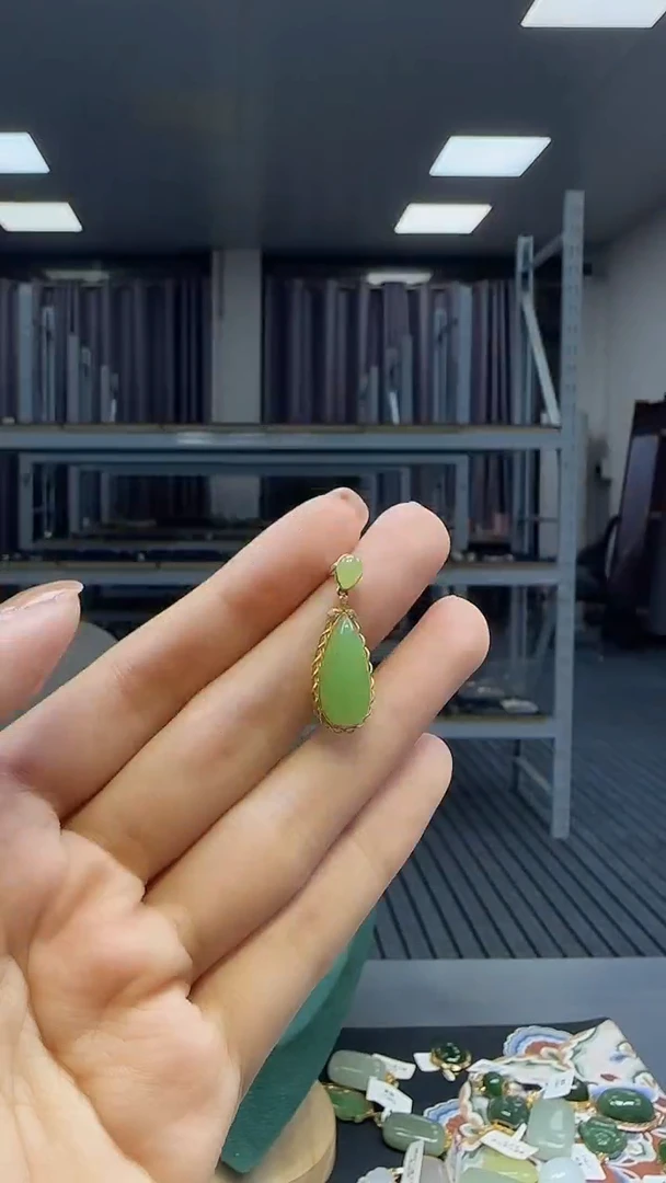 18K金镶嵌和田玉挂件1