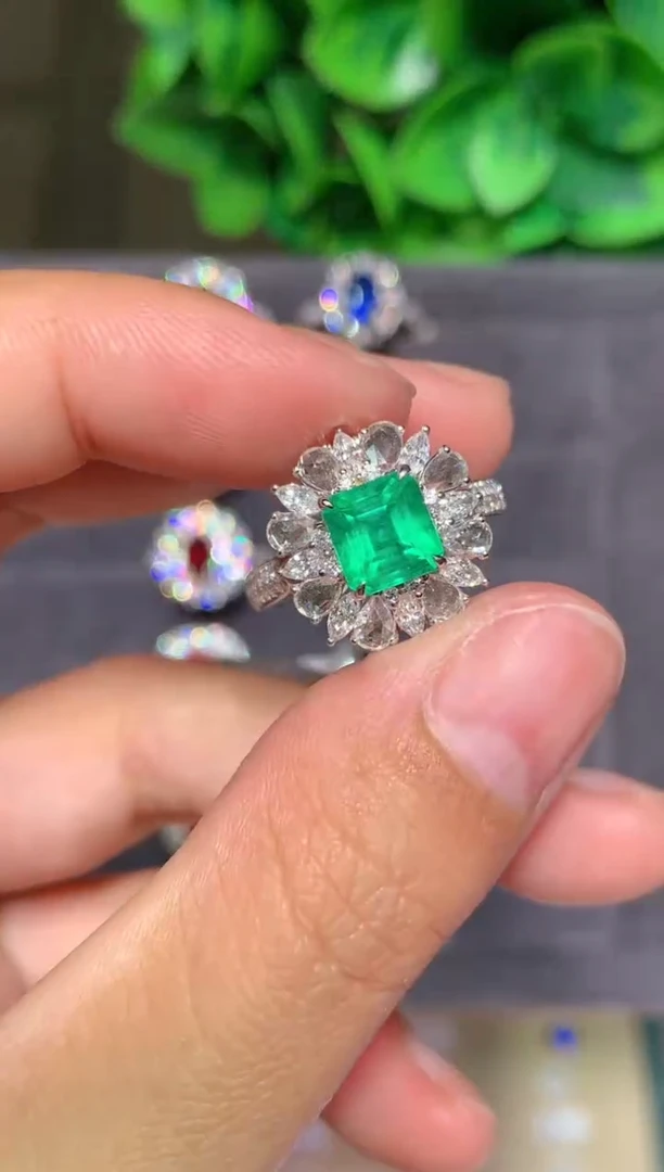 18K金镶嵌戒指祖母绿1.3CT