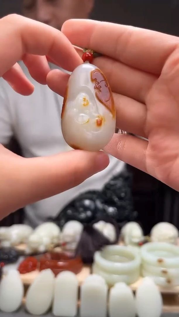 颈饰未镶嵌和田玉吊坠