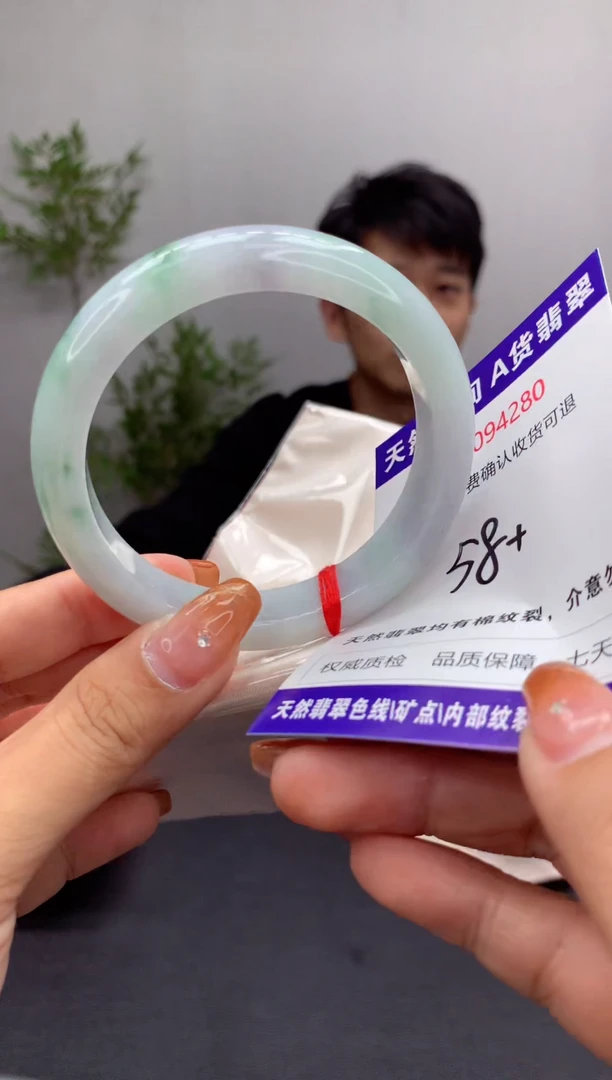 未镶嵌手镯翡翠有纹，完美者勿拍