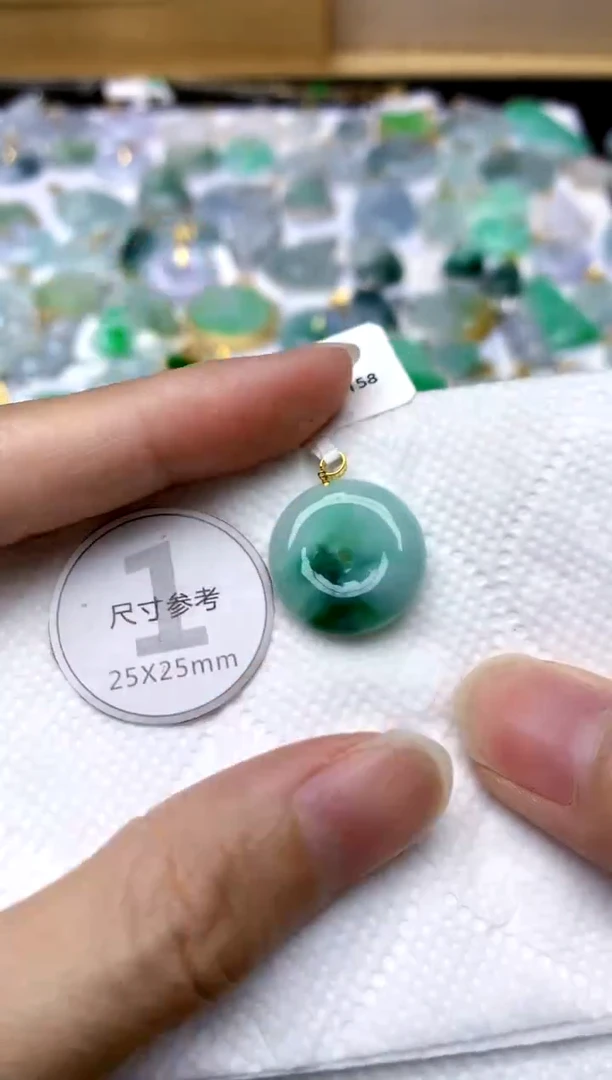 颈饰18K金镶嵌翡翠天然A货翡翠