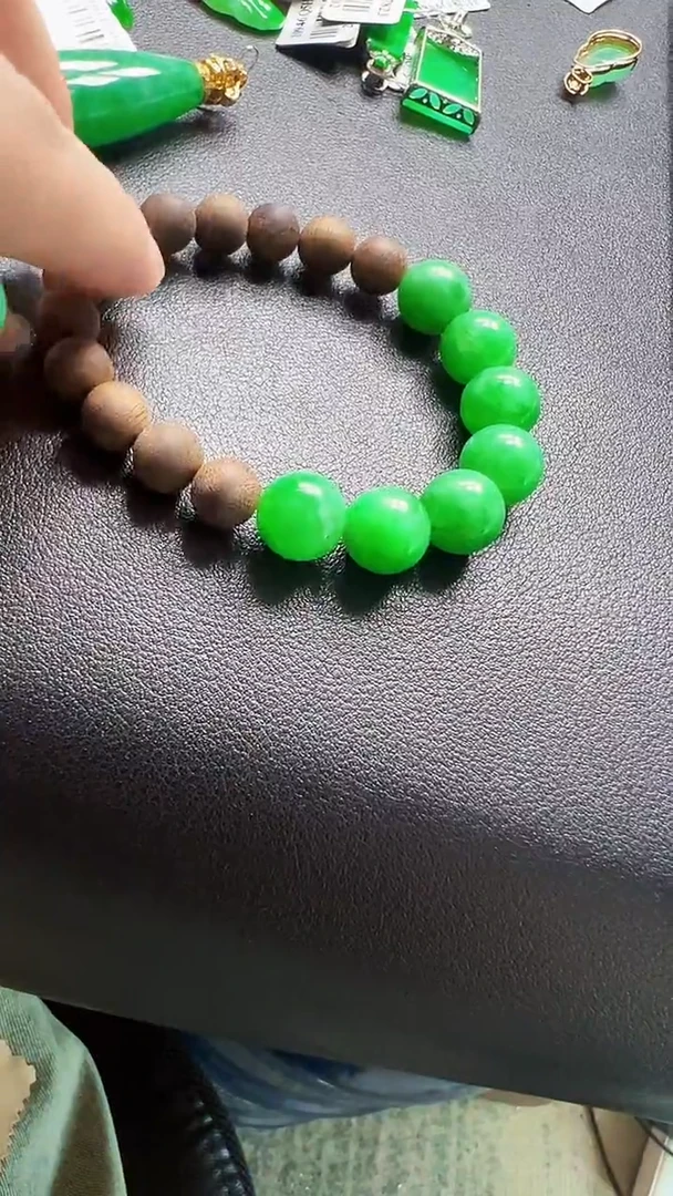 颈饰未镶嵌翡翠手串