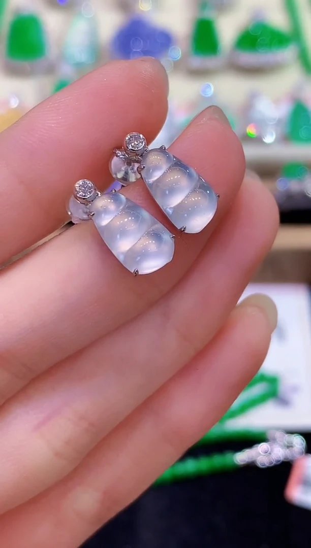 18K金镶嵌翡翠耳饰多样性发其一