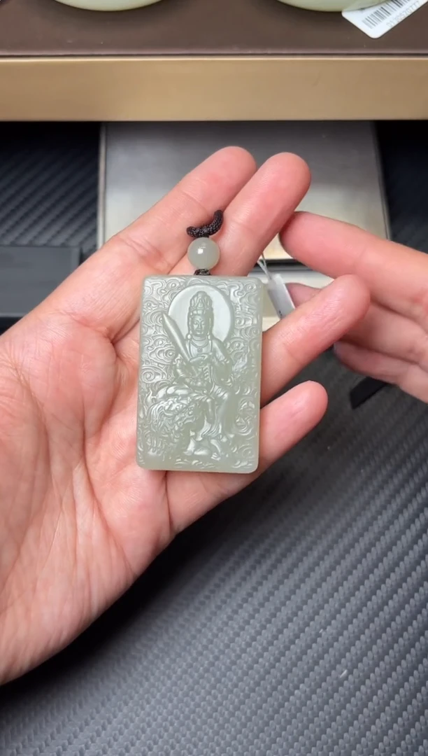 吊坠(赠链)未镶嵌和田玉且末近矿微色差吊坠