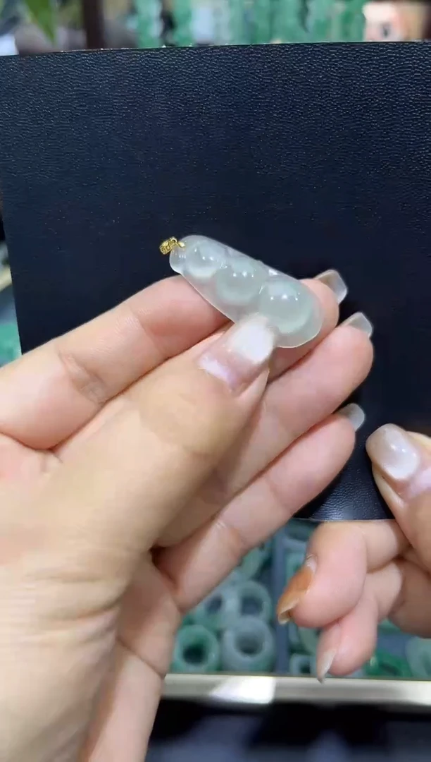 18K金镶嵌豆子石英质玉豆子