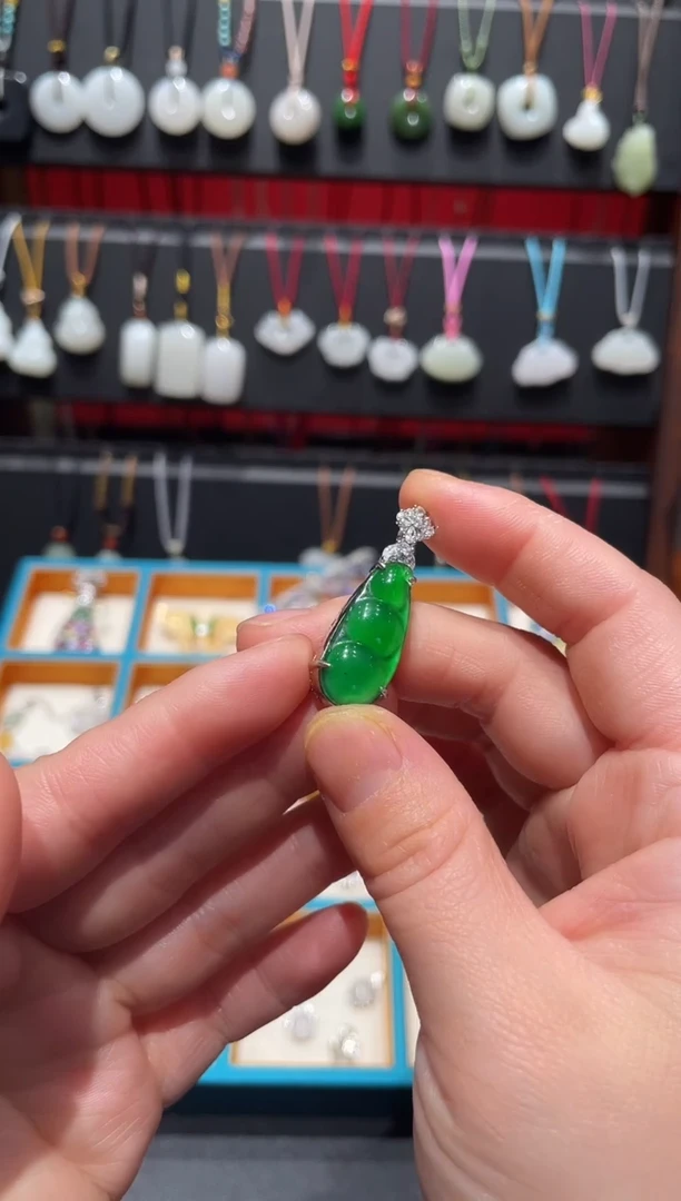 颈饰银S925镶嵌翡翠福豆