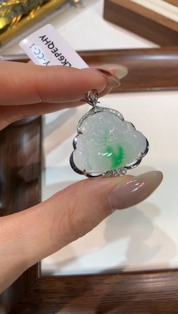 颈饰18K金镶嵌翡翠佛公