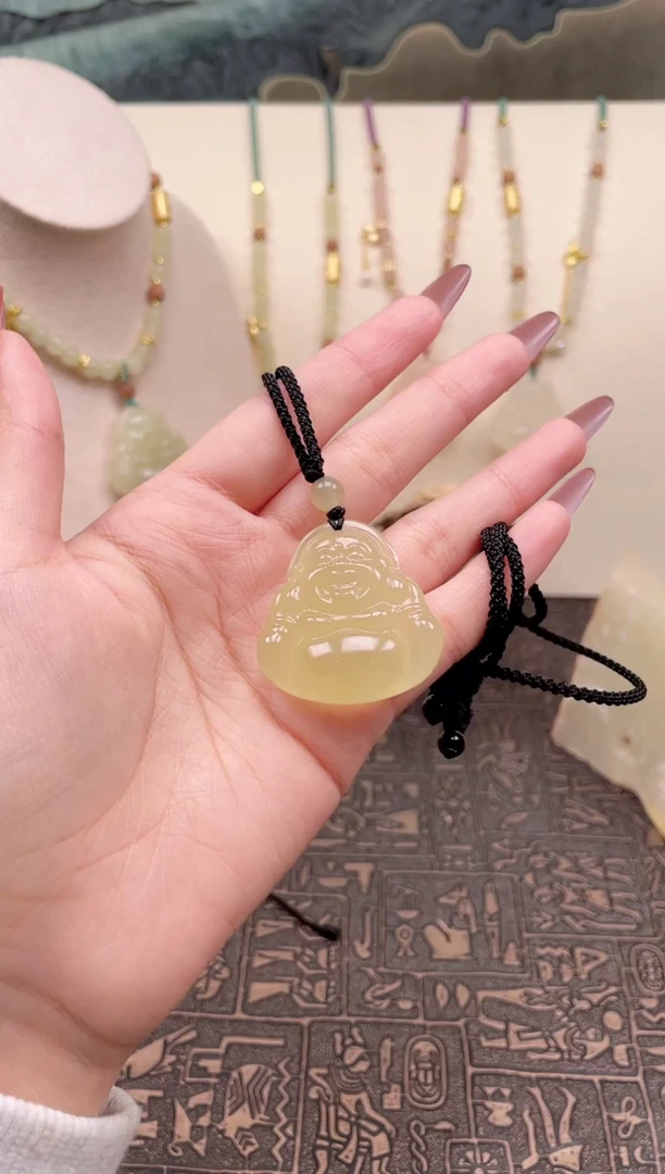 吊坠(赠链)未镶嵌石英质玉天然晴水大肚弥勒佛吊坠（手工绳冰透35