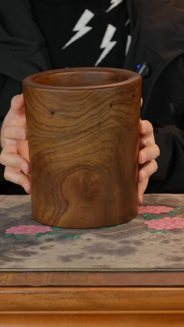 金丝楠阴沉整挖笔筒