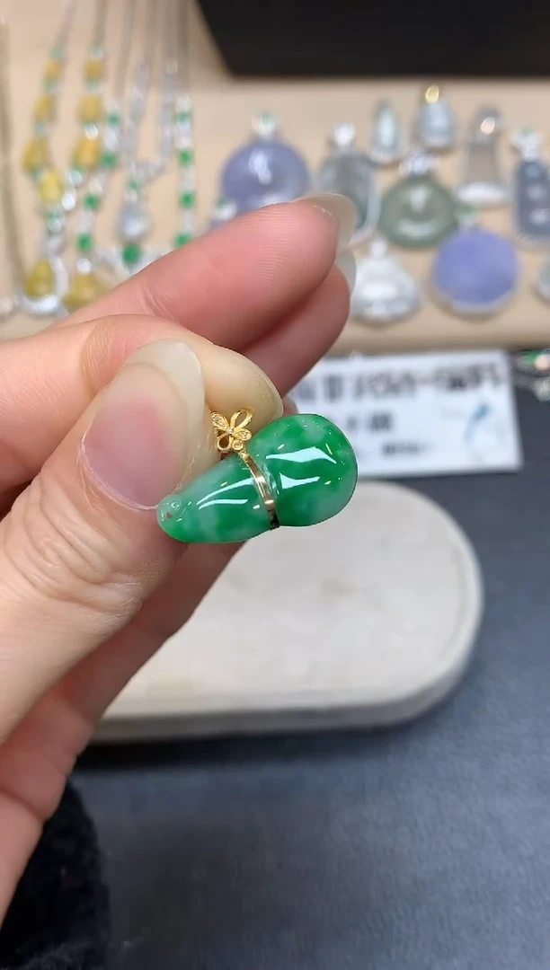 颈饰18K金镶嵌翡翠葫芦【无服务费