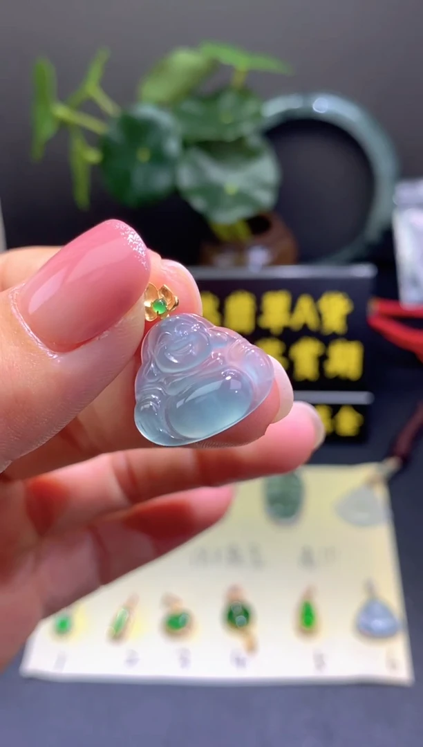 翡翠18K金镶嵌颈饰翡翠吊坠