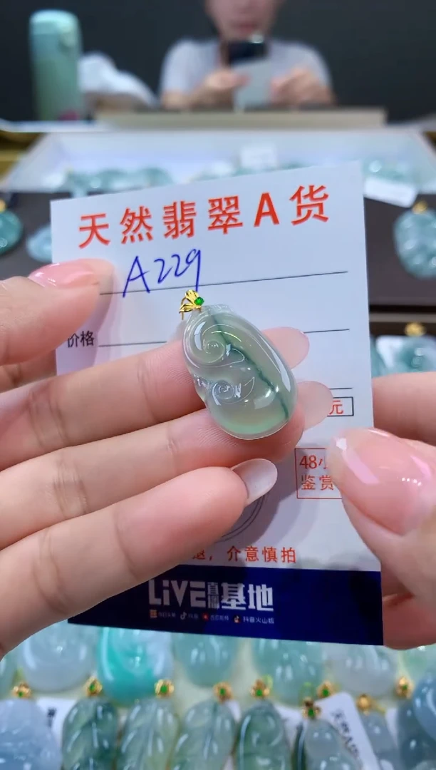 颈饰18K金镶嵌翡翠天然翡翠A货挂件