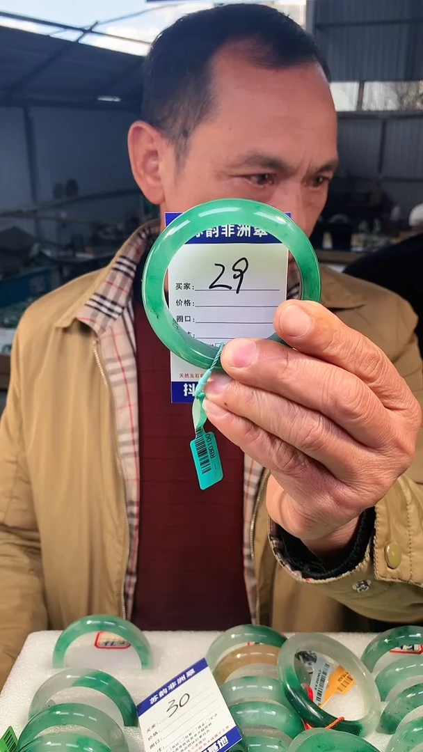 未镶嵌手镯石英质玉（非洲翠）61mm以上 非洲翠手镯