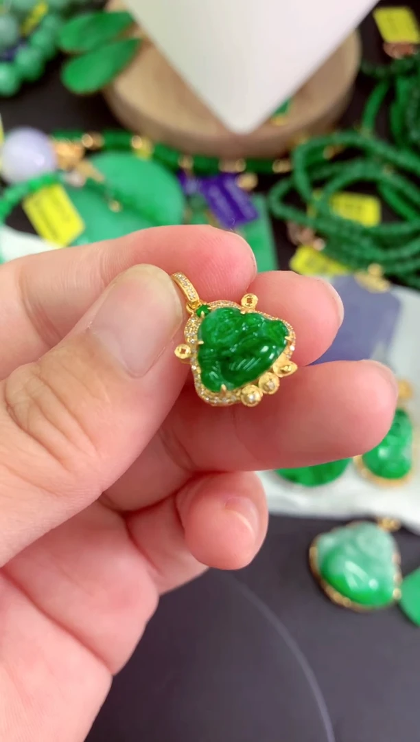 颈饰18K金镶嵌翡翠挂件