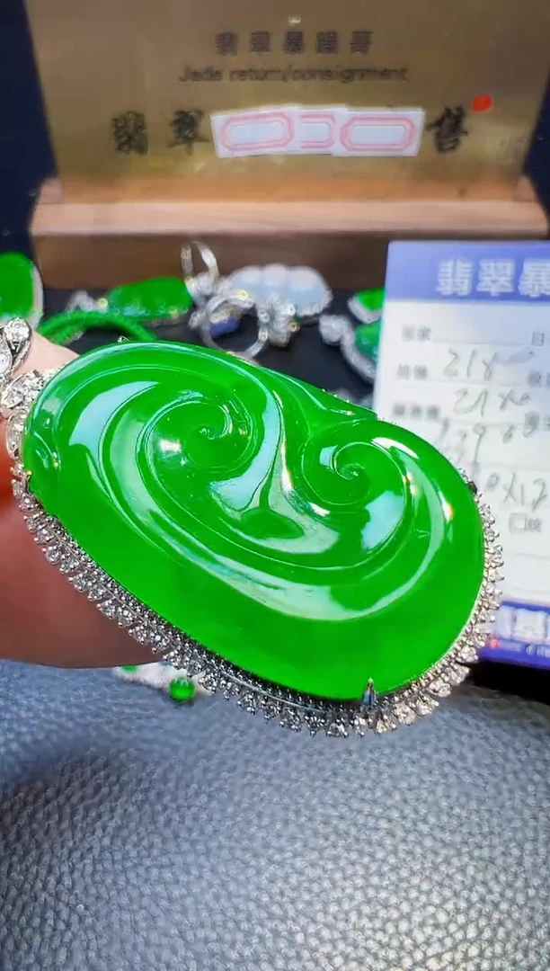 翡翠18K金镶嵌颈饰湘***湖翡翠
