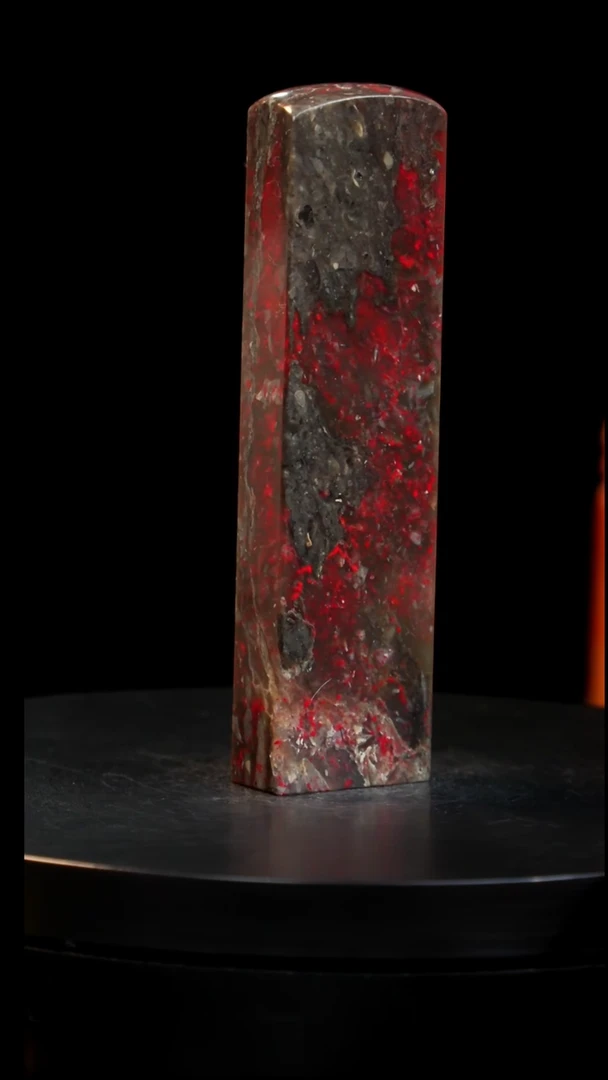 鸡血石牛角冻鸡血石