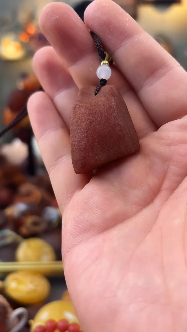 未镶嵌颈饰琥珀吊坠