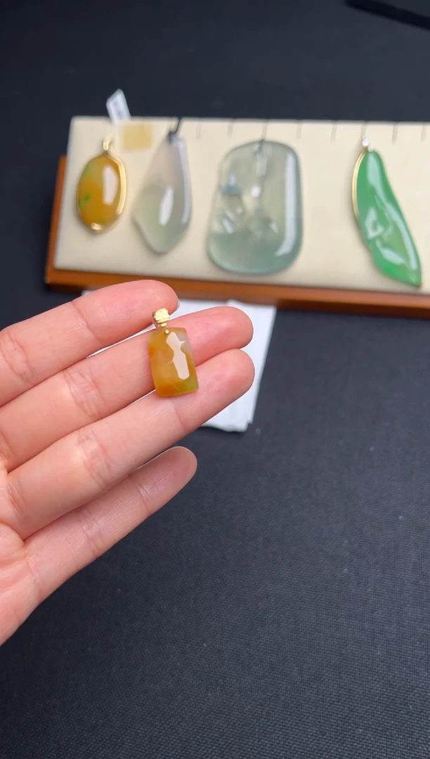 吊坠(不含链)18K金镶嵌翡翠黄加绿