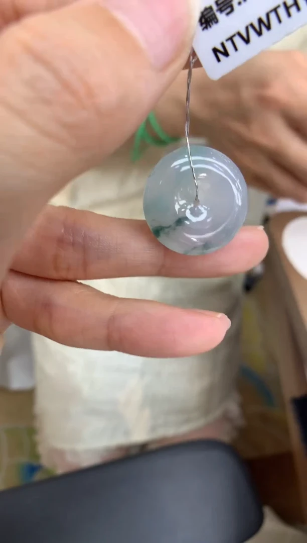 翡翠未镶嵌颈饰平安扣