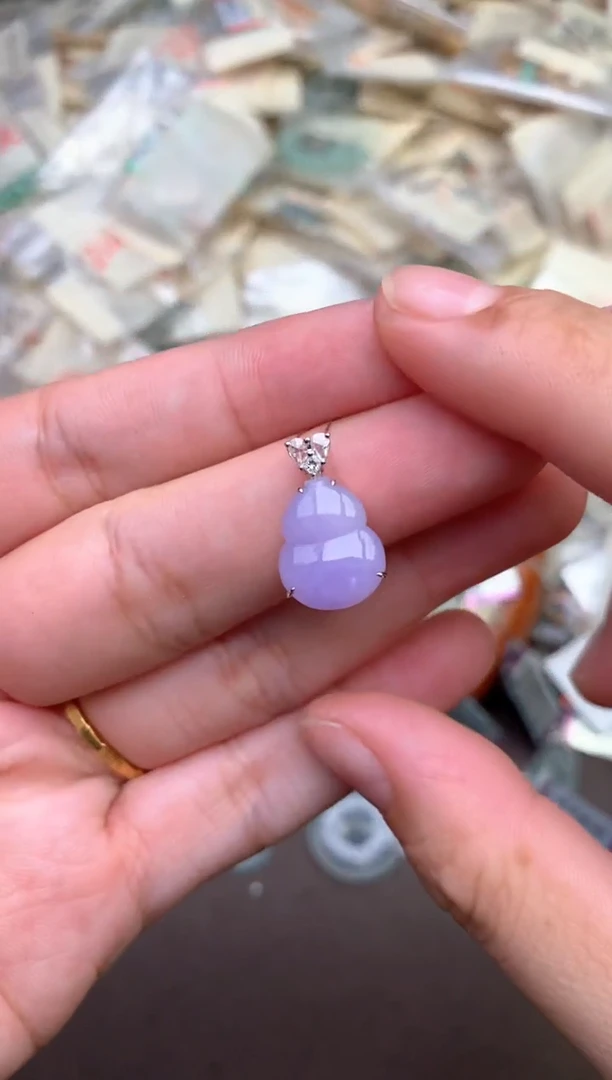 18K金镶嵌挂件翡翠 —