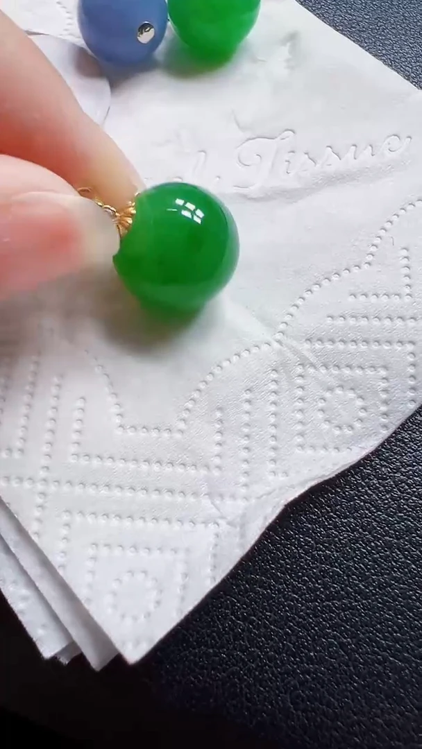 颈饰18K金镶嵌翡翠珠子