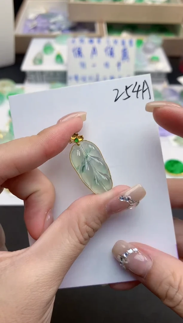 颈饰18K金镶嵌翡翠天然缅甸a货翡翠