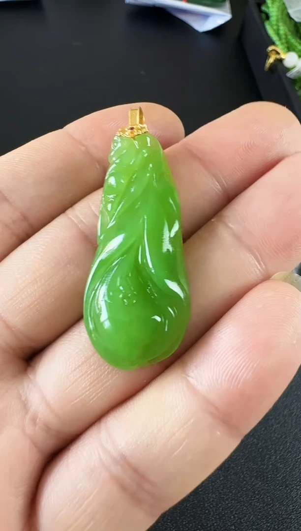 和田玉（碧玉）18K金镶嵌颈饰苹果绿约42*17*6.6MM