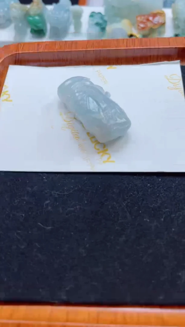 翡翠未镶嵌颈饰一鸣惊人