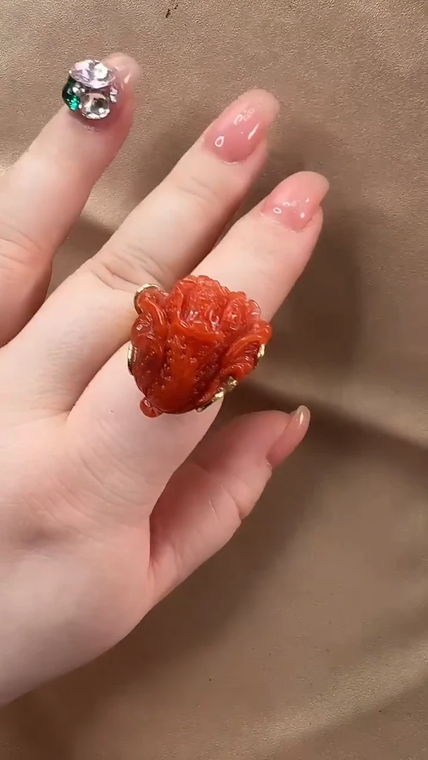 颈饰未镶嵌南红玛瑙戒指