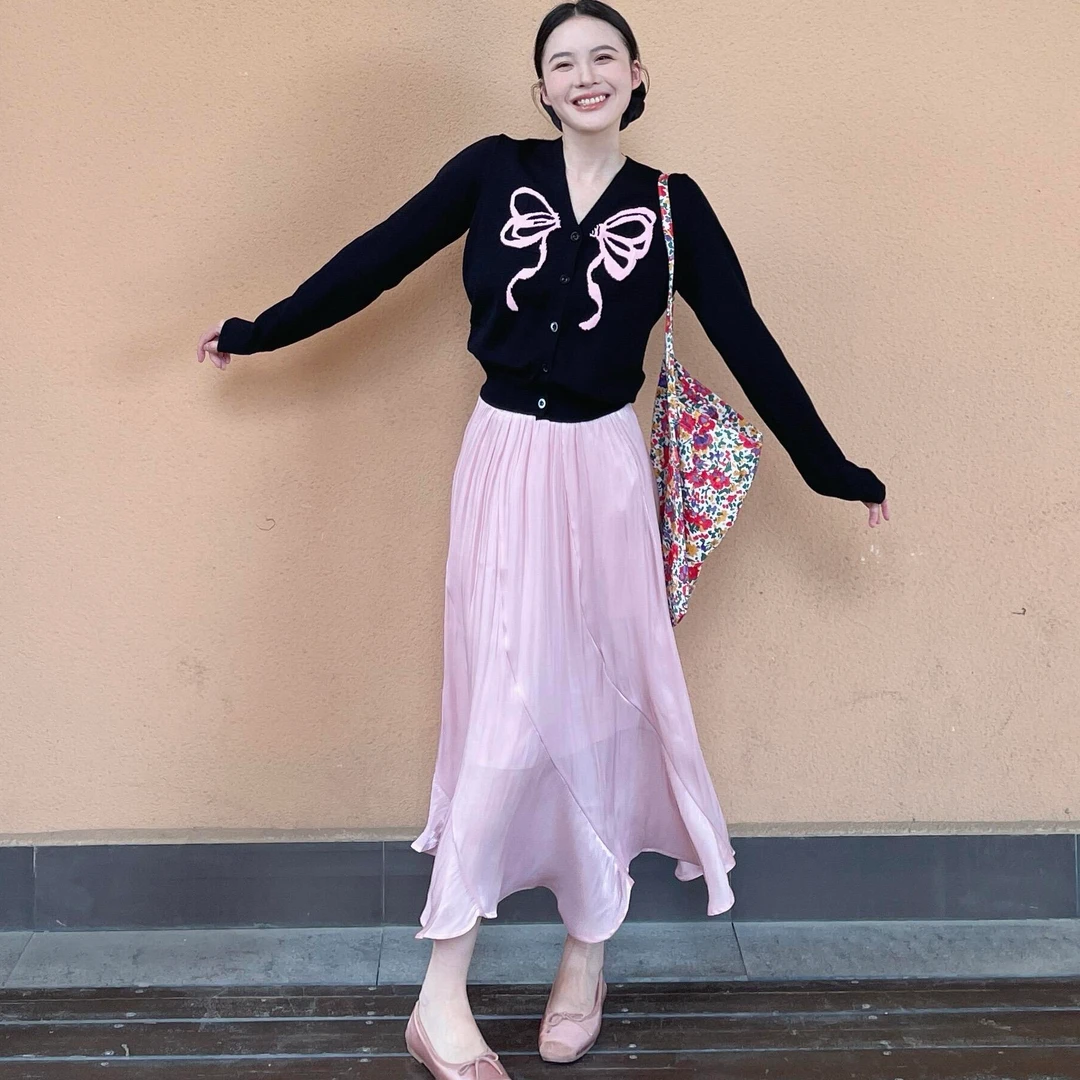 2025秋季新款韩系氛围感穿搭黑色针织开衫搭配粉色半身裙两件套女