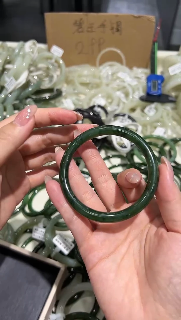 和田玉手镯未镶嵌碧玉