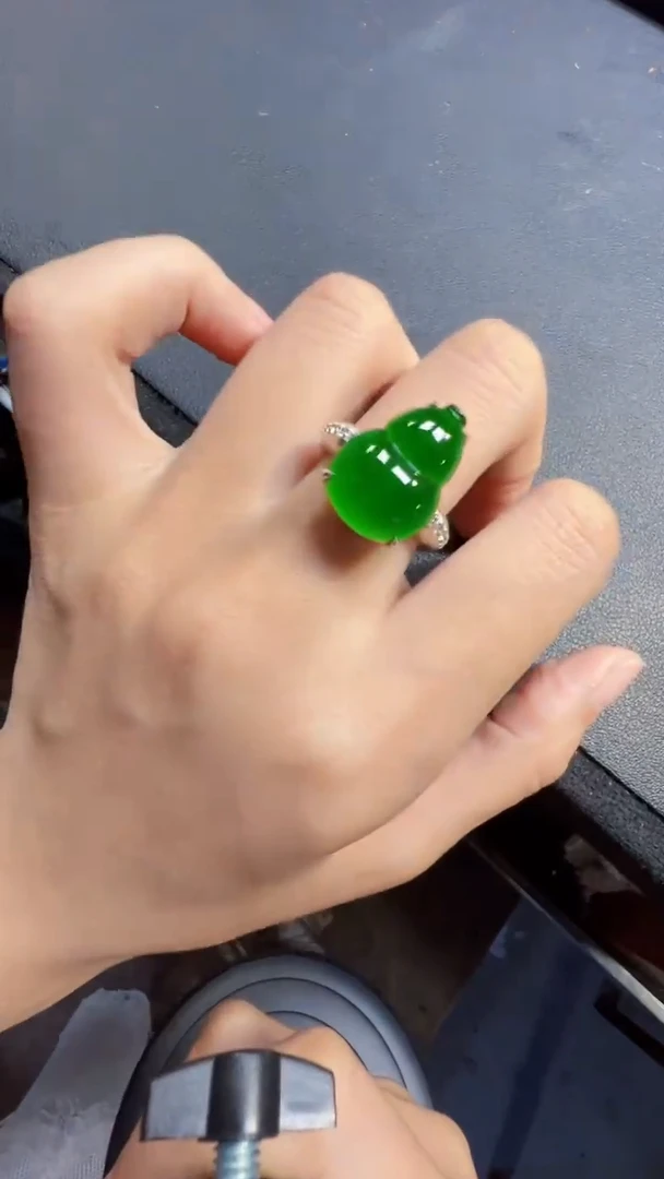 未镶嵌定制翡翠翡翠A货有轻微色差属于正常现象，戒指多样性发货1