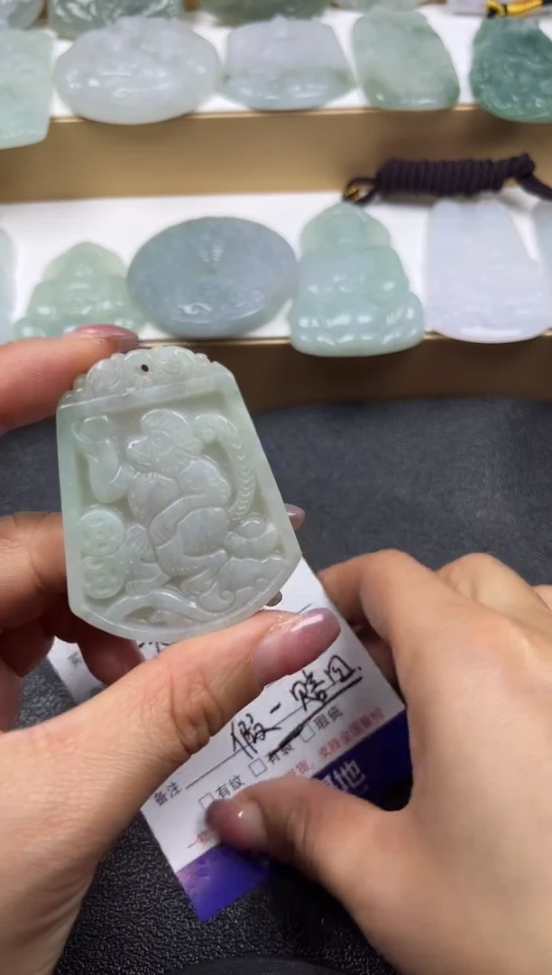 颈饰未镶嵌翡翠