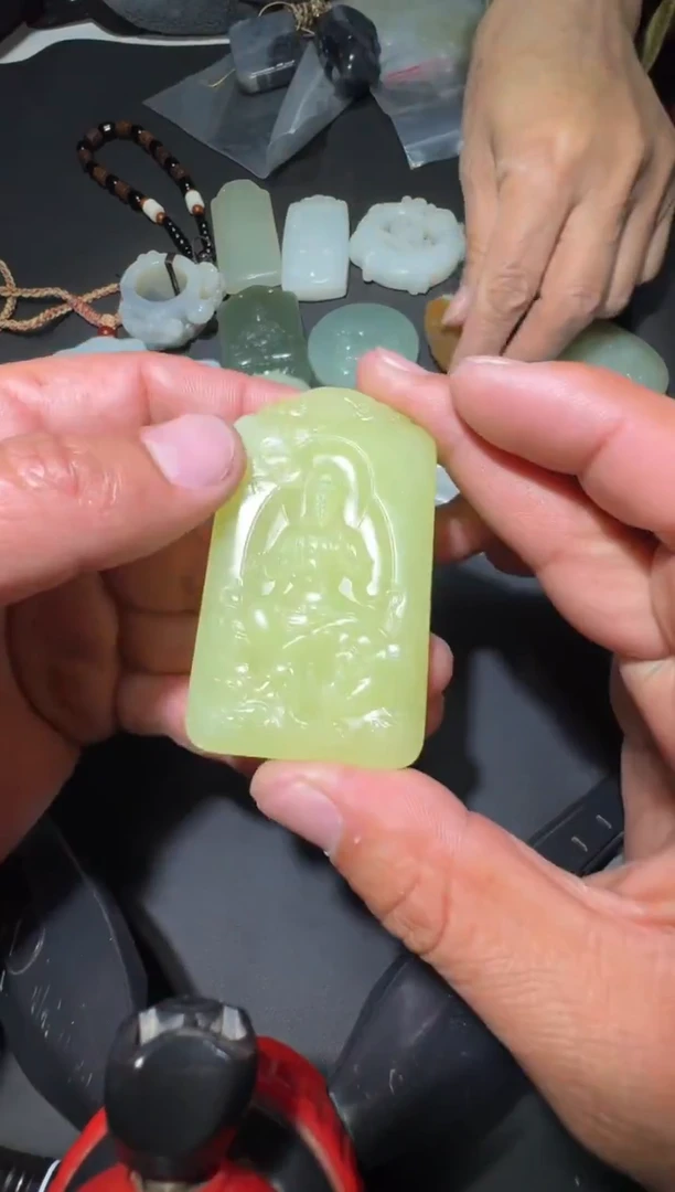 未镶嵌和田玉（糖玉）挂件和田玉