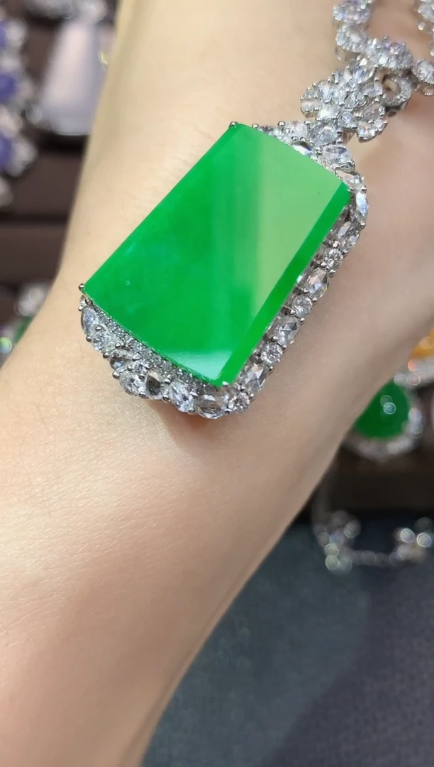 吊坠(不含链)18K金镶嵌翡翠初*?D28