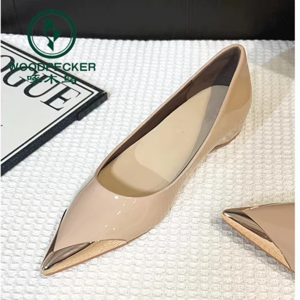 啄木鸟漆皮内增高尖头单鞋女新款浅口气质低跟平底通勤职业工作鞋