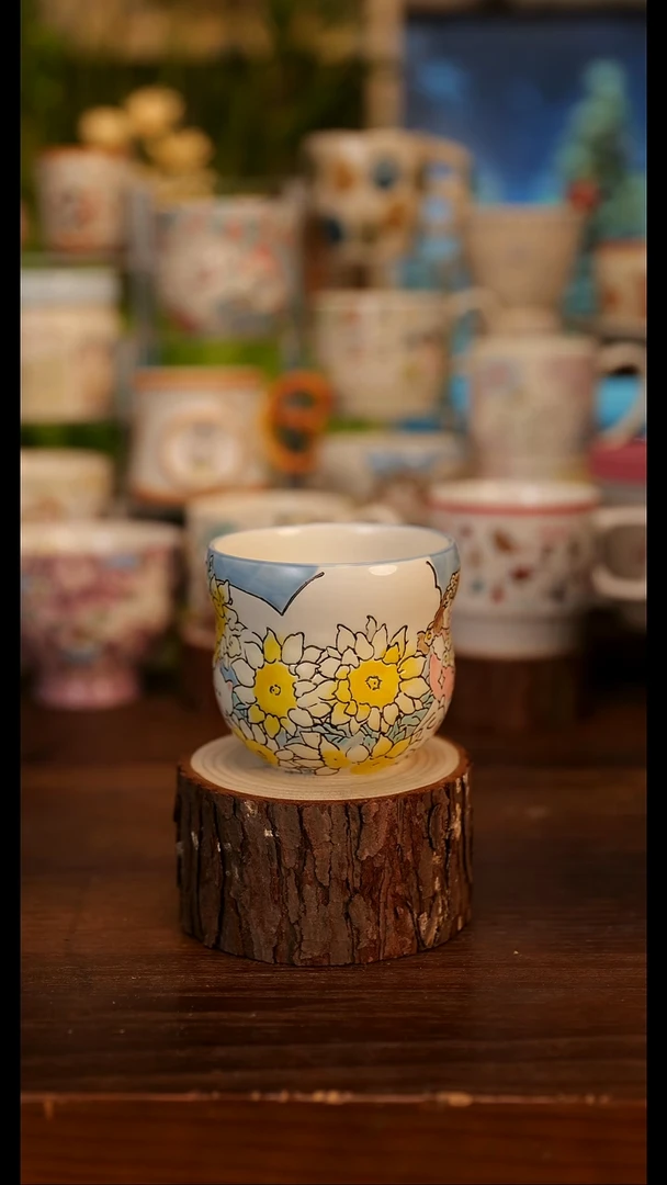 阿满向日葵手握杯子