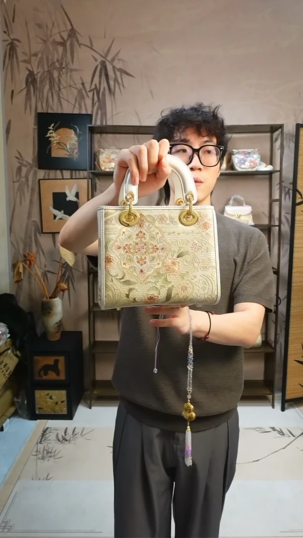 织绣卢总非遗孤品包包 白色缂丝中戴妃 2