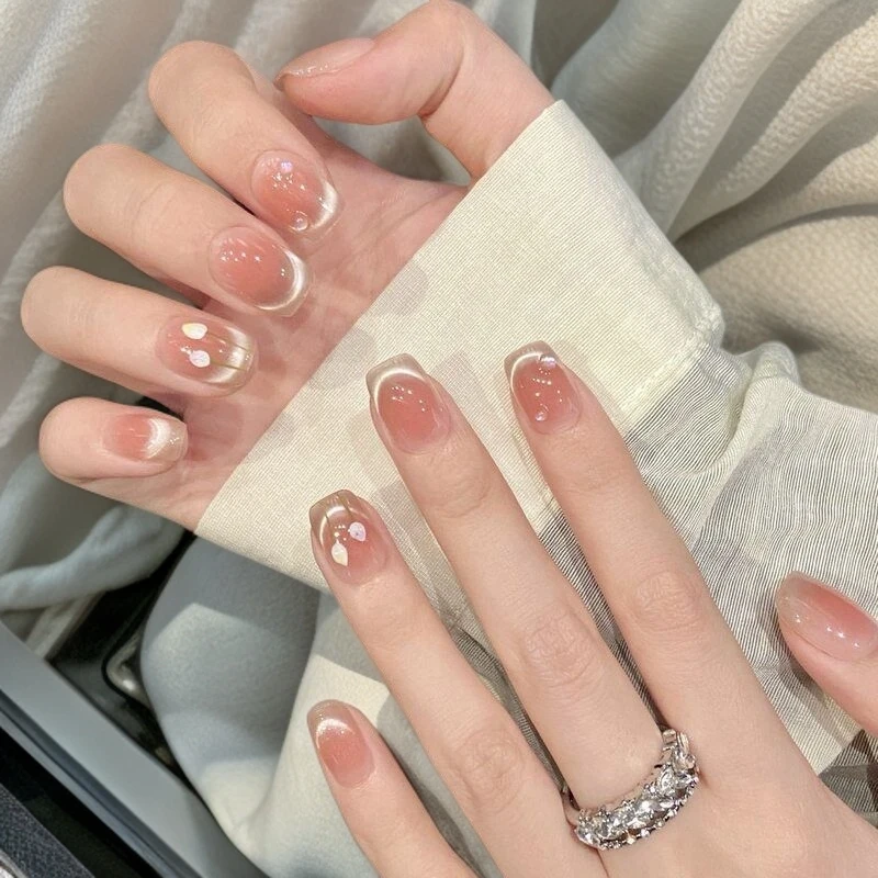 沁水露珠郁金香多巴胺粉红微笑猫眼美甲显白温柔手工穿戴甲裸色