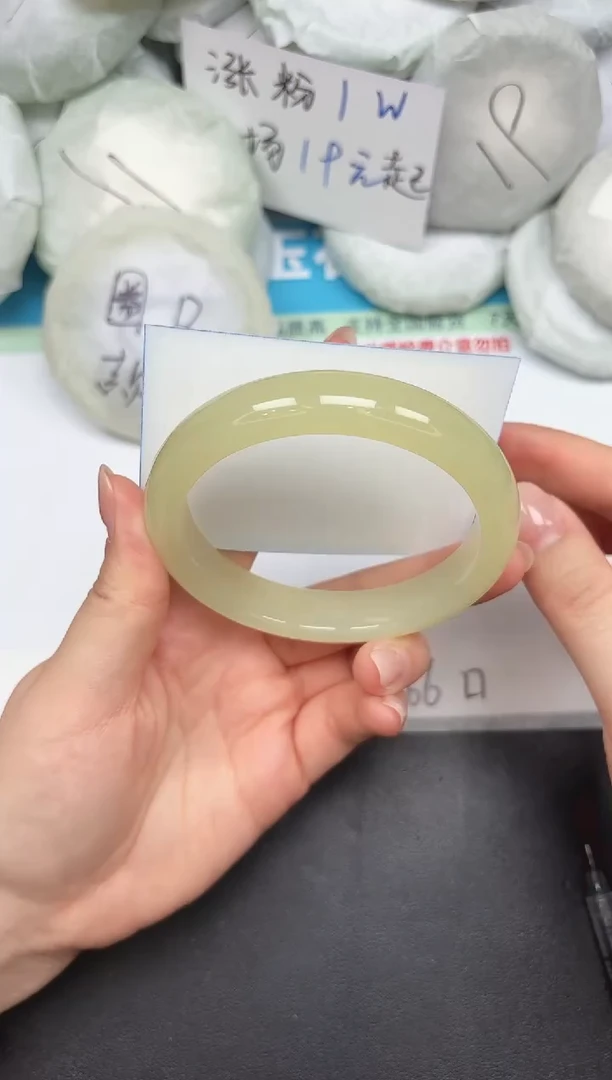 未镶嵌手镯石英质玉A44/64.8