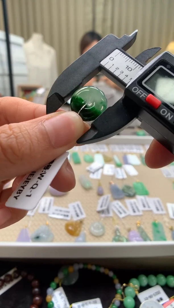 翡翠未镶嵌颈饰平安扣