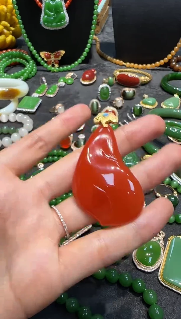 颈饰18K金镶嵌南红玛瑙1