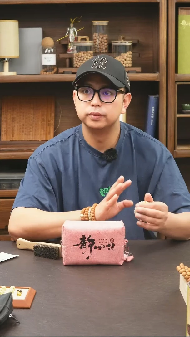 猴头核桃手串文玩包绿色
